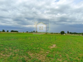 Poreč, Tar, Terreno edificabile al confine con l'urbanizzazione, 3,5 km dal mare