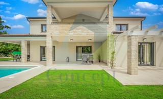 Poreč, Imponente Villa ai Margini della Zona Edificabile in una Posizione Lussuosa a 2 km dal Mare