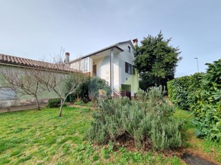 Novigrad, dintorni, Casa da ristrutturare, prima fila sul mare