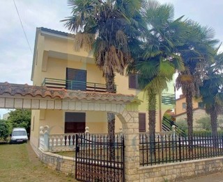 Poreč, Casa con tre appartamenti, edificio aggiuntivo, garage, 2 km dal mare