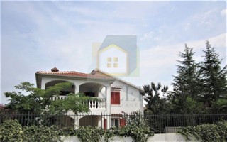 Poreč, Mali Maj - ESCLUSIVA AGENZIA - Grande villa indipendente per famiglie, a 200 m dal mare