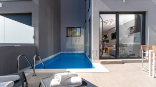 Poreč, dintorni, Casa a schiera con piscina in ottima posizione, a 500 m dal mare