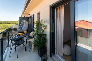 Novigrad, centro storico, appartamento al 2° piano con vista mare, 400 m dal mare