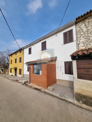 Buje, dintorni, Casa in pietra autoctona in fila con giardino, a 7 km dal mare