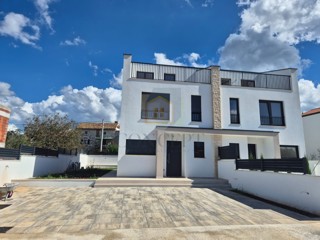 Poreč, dintorni, Doppia casa moderna con vista mare