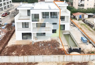 Poreč, Casa con piscina alla fine della fila a 850 m dal mare