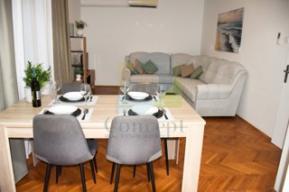 Poreč, centro più ampio, Ampio appartamento al piano di un edificio di dimensioni ridotte, 400 m dal mare