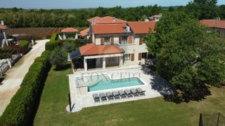 Poreč, dintorni, Splendida casa in pietra con grande giardino e piscina, a 12 km dal mare