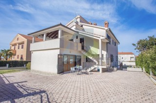 Poreč, Lussuosa posizione, Casa appartamenti a 750 m dal mare