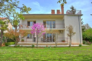 Poreč, Funtana, Casa spaziosa con grande giardino, a 400 m dal mare