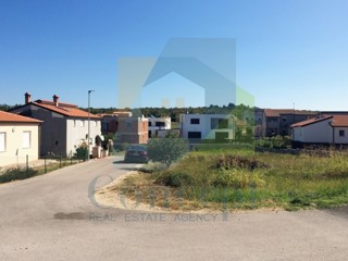 Poreč, Terreno edificabile per la costruzione di un edificio bifamiliare a 2 km dal mare