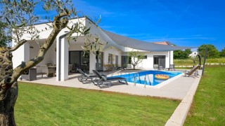 Rovigno, dintorni, Villa indipendente con piscina in posizione tranquilla