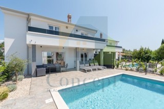 Poreč, dintorni - ESCLUSIVA DELL'AGENZIA - Moderna casa bifamiliare con vista mare, a 4 km dal mare