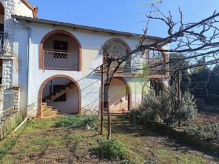 Poreč, dintorni, Casa da ristrutturare in posizione attraente, a 3 km dal mare