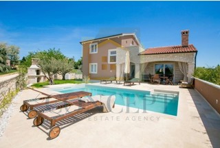 Poreč, dintorni, Incantevole villa con piscina in ottima posizione, a 10 km dal mare