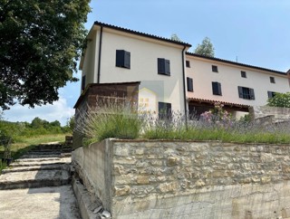 Istra, Grožnjan, Casa bifamiliare con 4 unità abitative e giardino