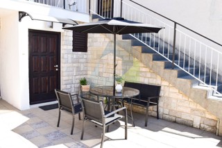 Poreč, centro più ampio, Appartamento e monolocale al piano terra di un edificio di piccole dimensioni, 400 m dal mare.