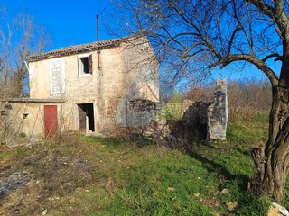Poreč, dintorni, Casa in pietra con giardino da ristrutturare in posizione tranquilla