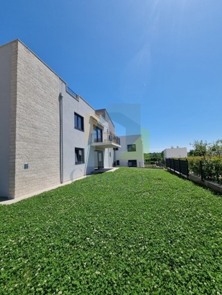 Poreč, dintorni, Appartamento al piano terra con 3 camere da letto e giardino, a 1 km dal mare