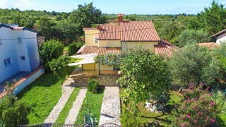 Poreč, dintorni, Casa indipendente con ampio cortile, a 7 km dal mare