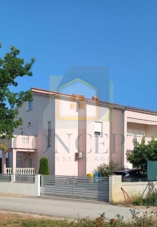 Poreč, dintorni, Casa con appartamenti in ottima posizione, a 800 m dal mare