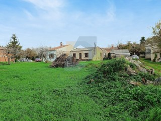 Poreč, dintorni Terreno edificabile al confine della zona edificabile con vista mare