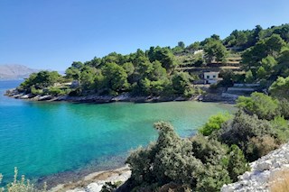 Attraente terreno fronte mare a Brač