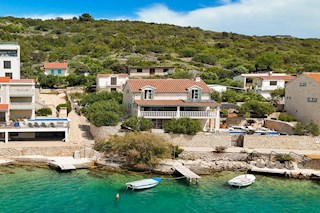 Esclusiva villa in pietra fronte mare, Vinisce