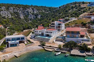 Moderna villa fronte mare di recente costruzione