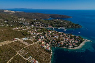 Terreno attraente con permesso di costruzione e vista aperta sul mare