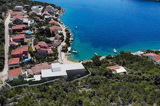 Ampio terreno esposto a sud in riva al mare con un progetto vicino a Trogir