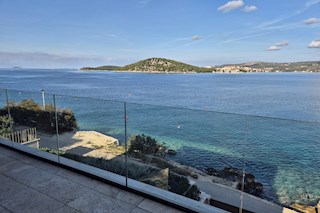 Villa Aqualis - Villa moderna di nuova costruzione con piscina in prima fila sul mare