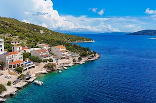 Casa con appartamenti, prima fila al mare, Vinišće