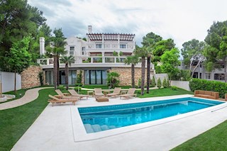Villa in pietra con interni eleganti in una posizione eccezionale vicino al mare