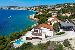 Villa moderna in prima fila al mare