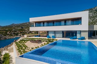 Una splendida villa contemporanea fronte mare che vanta una vista spettacolare