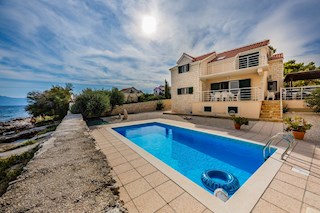 Villa in pietra in una posizione unica sul mare