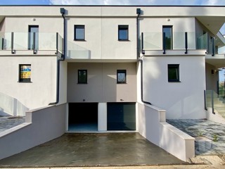 Nella zona di Umago, nuova costruzione! Bellissimo appartamento in ottima posizione, a soli 400 metri dal mare