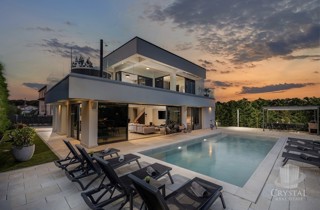 DINTORNI DI UMAGO: VILLA SMART HOME CON PISCINA RISCALDATA