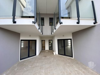 Nelle vicinanze di Umago, nuova costruzione! Appartamento moderno in una posizione eccellente, a soli 400 metri dal mare.