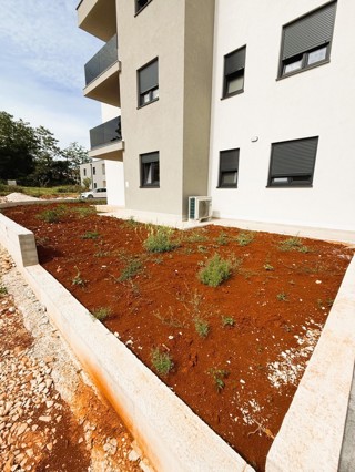 Umago - Moderno appartamento al piano terra con giardino