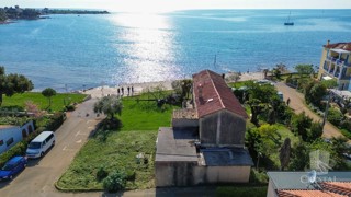 Casa in prima fila dal mare con grande potenziale