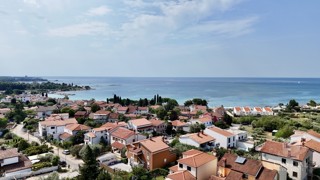Un ampio appartamento su due piani con una splendida vista mare.