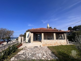 In vendita splendida casa con bellissimo giardino mediterraneo situata in prima fila sul mare!!