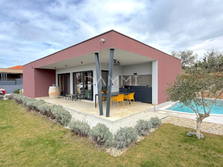 ISTRA, SVETI LOVREČ - VILLA MODERNA AL PIANO TERRA CON PISCINA IN BEL CONTESTO