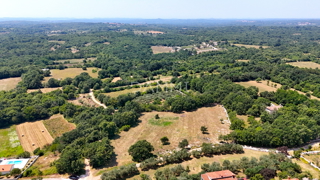 ISTRIA, KANFANAR - GRANDE TERRENO EDIFICABILE NELL&apos;ENTROTERRA DI ROVIGNO