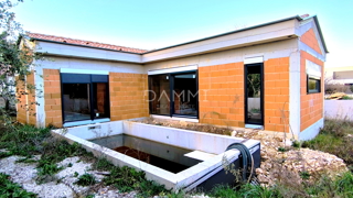 Istra, Ližnjan - casa con piscina in fase di grezzo