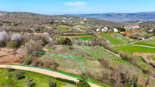 MOTOVUN, ZONA CIRCOSTANTE - Terreno edificabile di 815 m2 con vista aperta