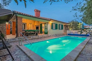 Rovigno, dintorni, casa con piscina vicino al mare