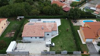 Moderna casa a un piano con piscina